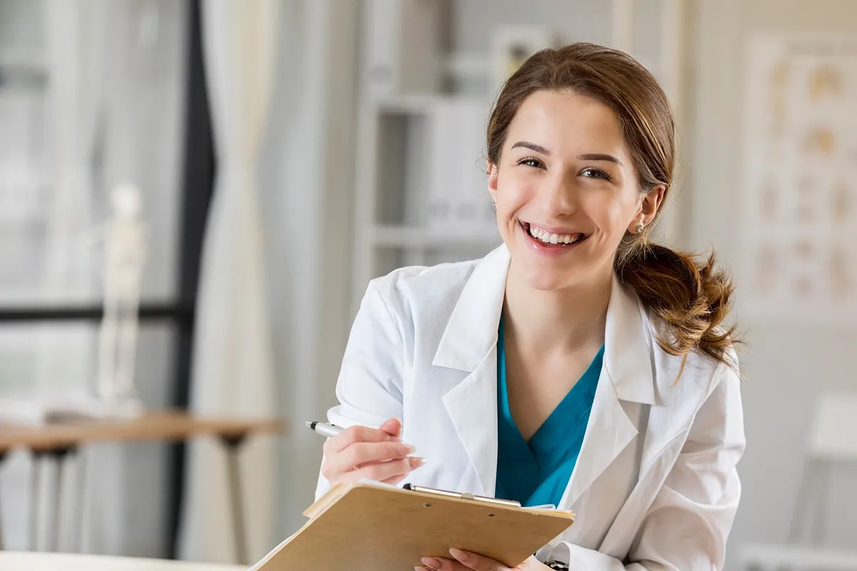 HNO-Mitarbeiterin mit Patienten