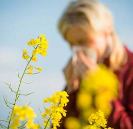 Frau in Natur mit Schnupfen